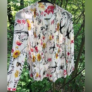 Cream/eggshell, floral with birds and butterflies blouse. Hippie/ boho vibes!